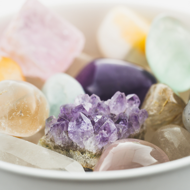 Edelsteine - ein Bild von rohen und glatten Edelsteinen